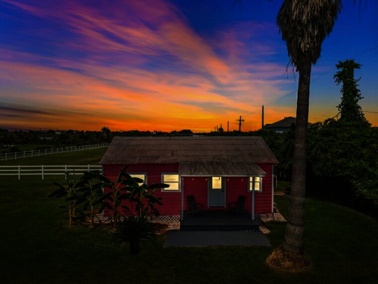 The Sugar Shack|BeachBox| Cozy Home Close to Beach