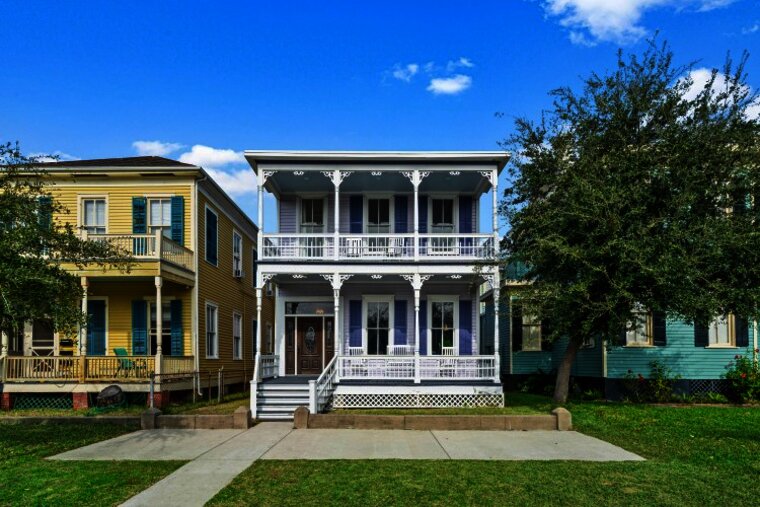 The Victoria House-Renovated Historic Downtown Beach Home