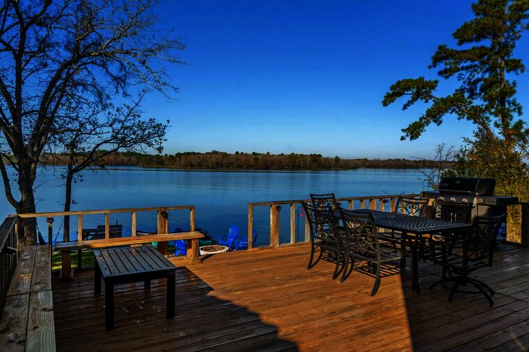 Escape to Dockside - Lakefront Villa on Livingston